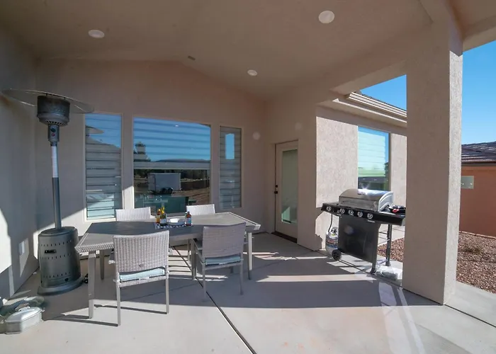 Hollywood Hangout - New West Properties