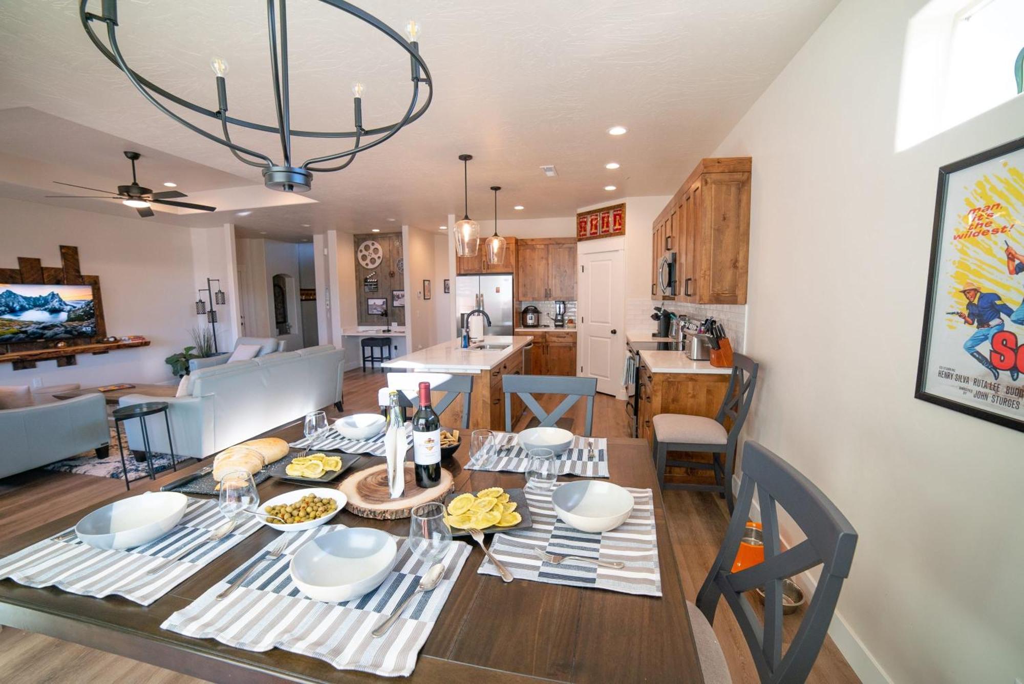 Hollywood Hangout - New West Kanab